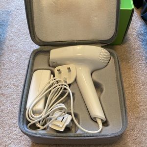 This is the Silk’n Bella flash PRO.